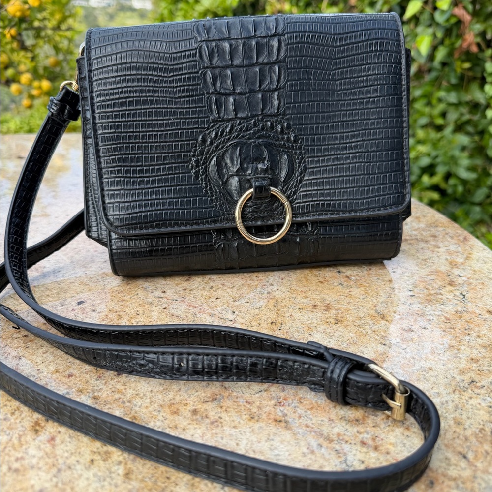 Chic Black Croc-Embossed Crossbody Bag
